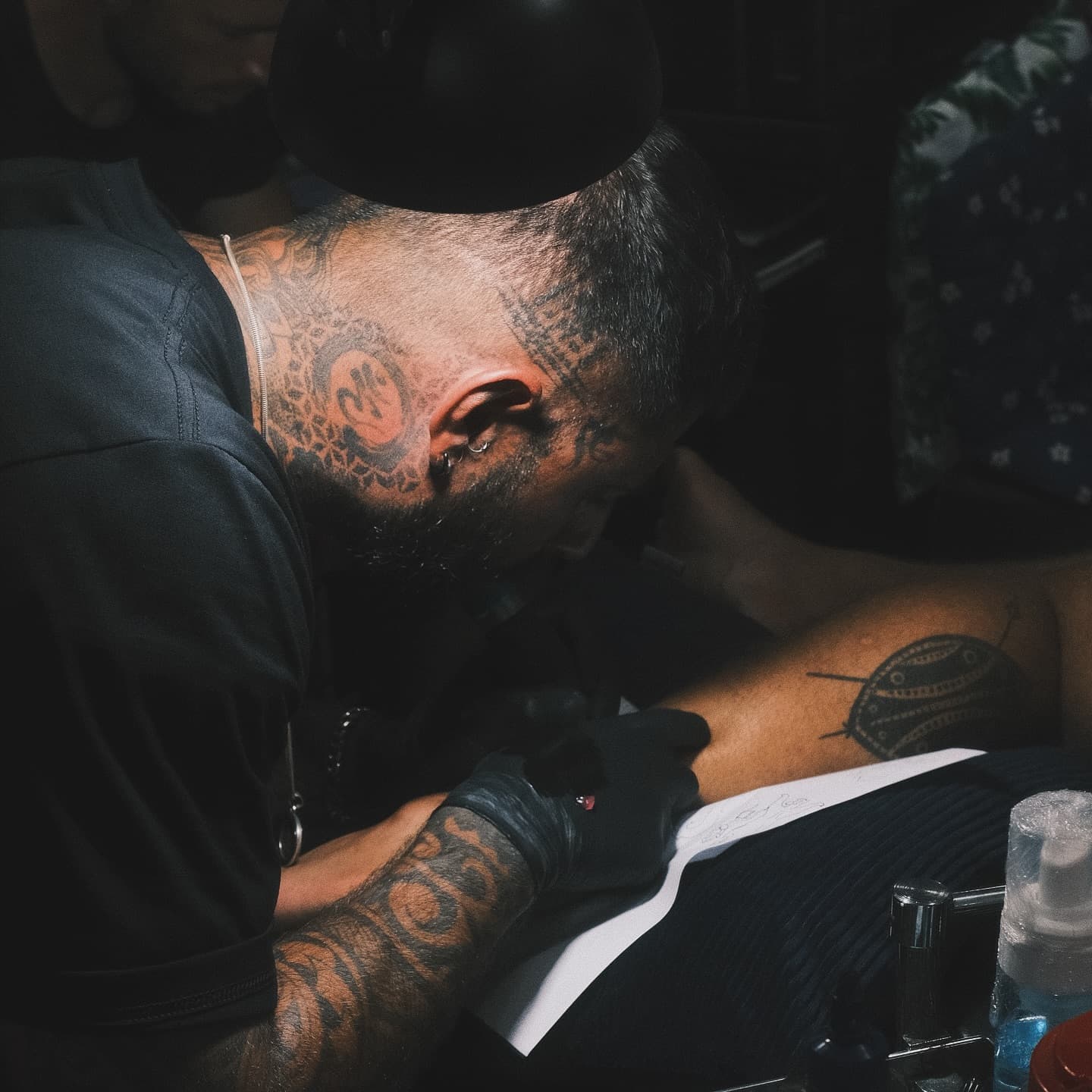 Balou en train de tatouer au studio