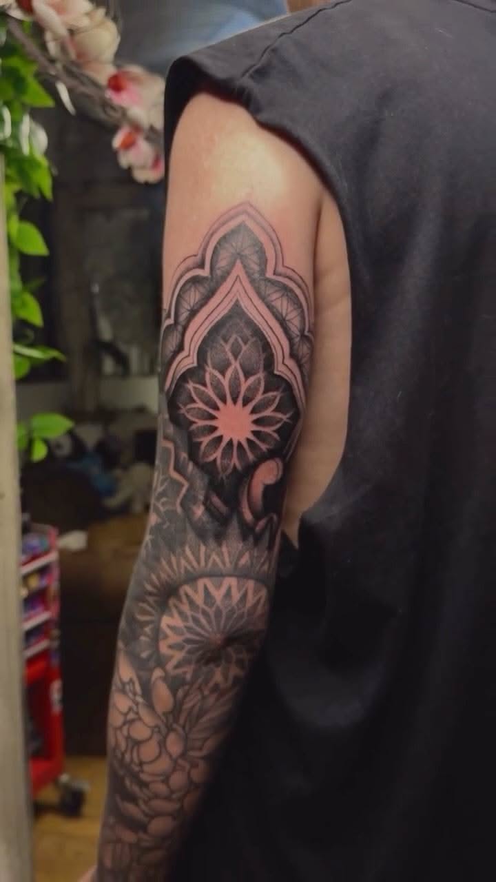 Manchette mandala fleurs — sur drapé